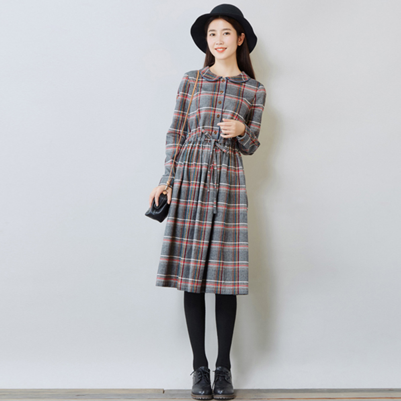 宿本春装新款文艺复古抽绳收腰长袖娃娃领中长款衬衫裙格子连衣裙