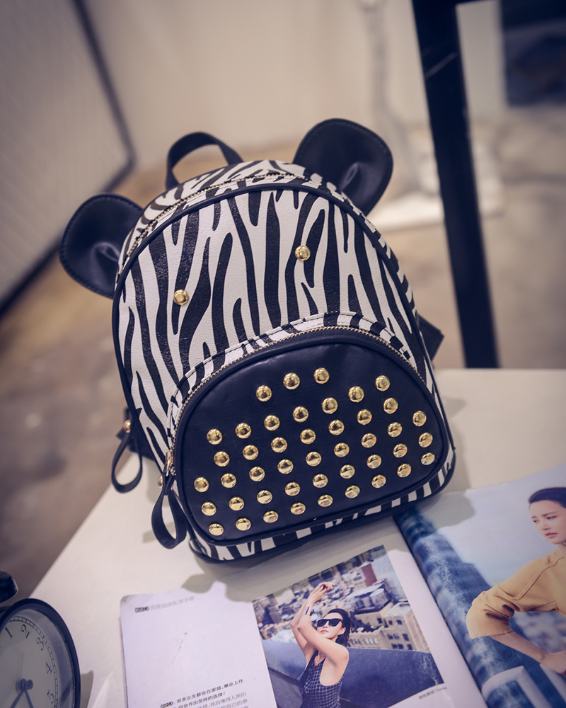 日韩版铆钉双肩包百搭英伦PU皮质女小背包初中学生书包简约学院风